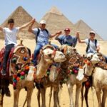 Pyramides de Gizeh à dos de chameau